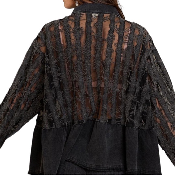 NWT Women’s Black Striped Lace Oversized Blouse - Picture 3 of 3